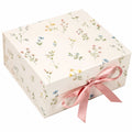 Geschenkbox 25 x 25 x 10 cm aus Karton Weiß mit Blumenmuster und Schleifenverschluss